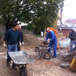 Männer beim aufräumen auf der Baustelle