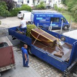 Laster mit riesigem Pflanzgefäss