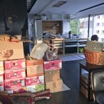 Umzugskartons in einer chaotischen Wohnung