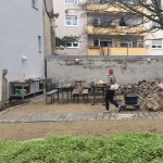 eine Frau trägt ein Tablett