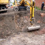 Bagger beim Ausheben des Kellers