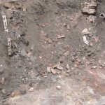 Baugrube mit Steinen und Mauern eines alten Kellers